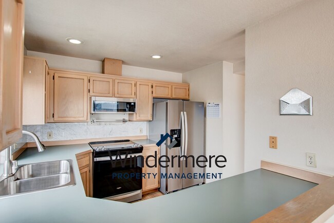 Building Photo - 3 bed, 2 bath Condo + Shared garage