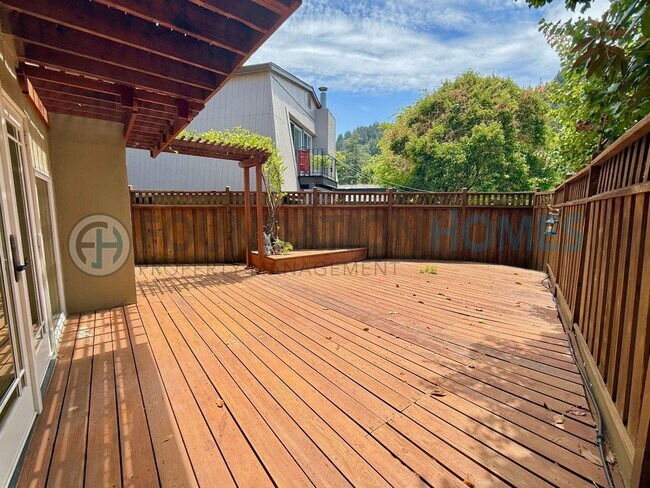 Foto del edificio - SPACIOUS 5BR HOME WITH MULTIPLE DECKS, FIREPLACE, UPDATED KITCHEN- FOUNDATION