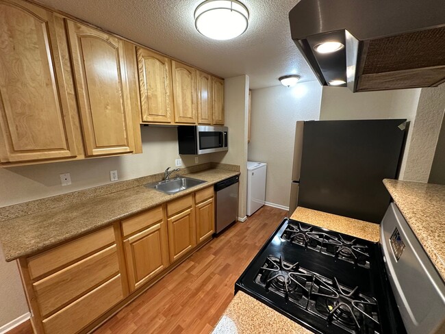 Foto del edificio - 1 Bed 1 Bath W/ Garage In Pittsburg