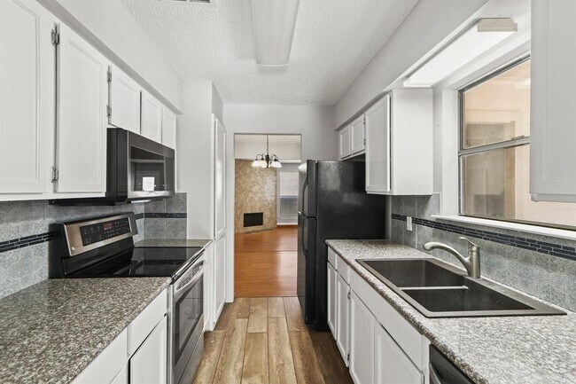Building Photo - 2277 S Kirkwood Rd