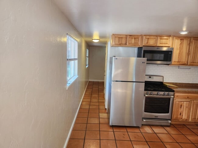 Building Photo - 10 Deer Path Ave