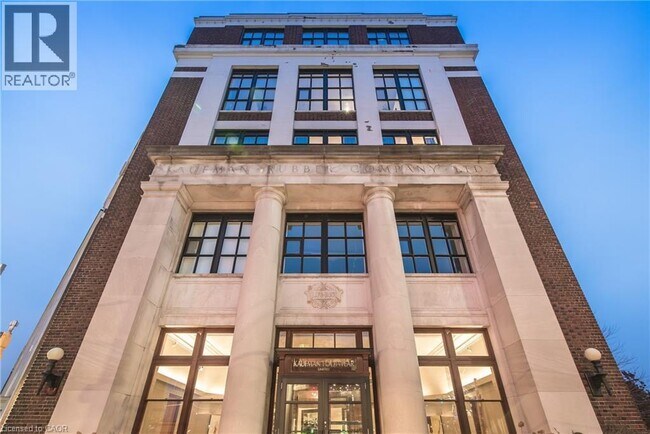 Photo du bâtiment - 404 King St W