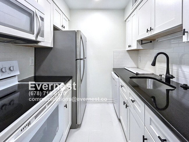 Building Photo - Cozy 1-Bedroom Apartment with Modern Ameni...