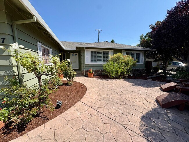 Building Photo - 3057 Carleton Pl