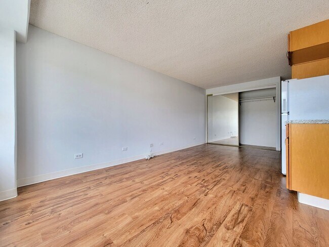 Foto del edificio - For Rent | Full Size Studio Apartment with...