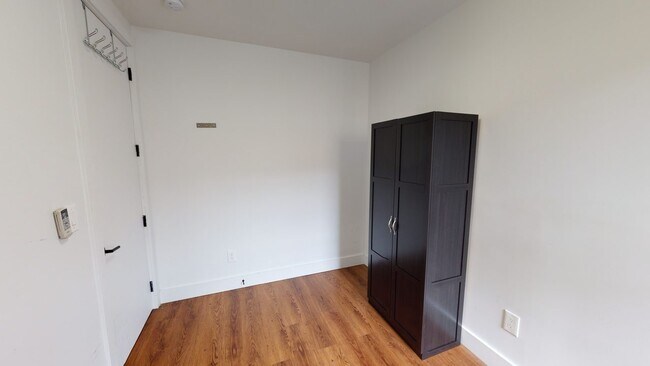 Building Photo - Full room in 4-bed/2.0-bath Home