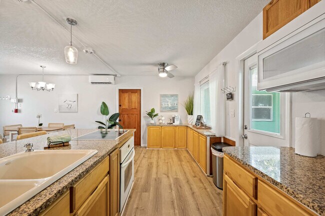 Building Photo - 105 NE 3rd St