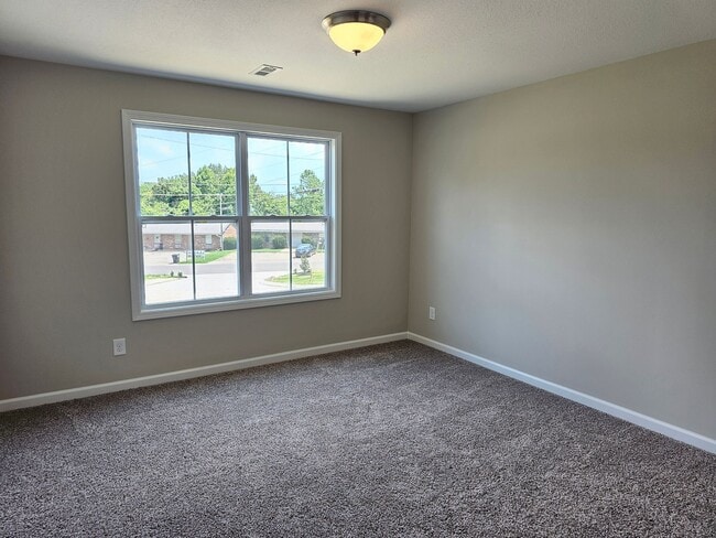 Foto del edificio - Built in 2024! Close to downtown 2 Bed/2.5 Bath. Nice private backyard with trees