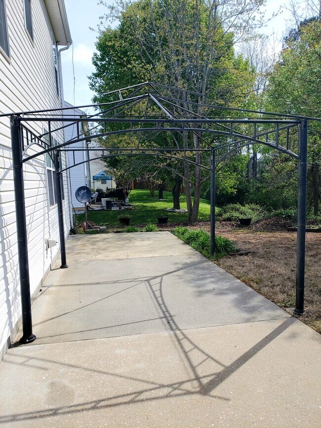 Building Photo - Beautiful FOUR Bedroom Home in Established...
