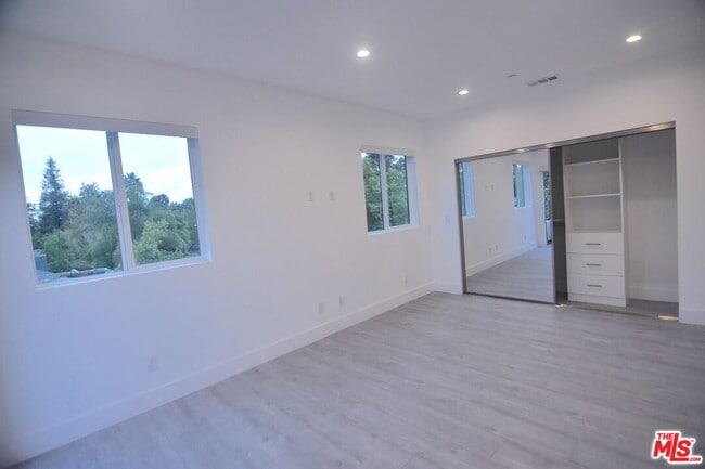 Building Photo - 13822 Oxnard St