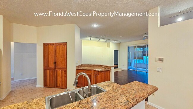 Foto del edificio - SPACIOUS 3 BEDROOM/2 BATH LOCATED NEAR UNI...