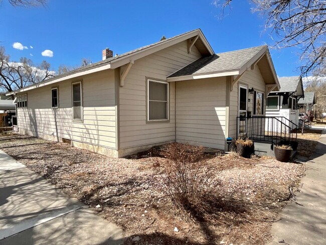 Foto del edificio - Charming 2-Bedroom Corner Lot Home with Be...