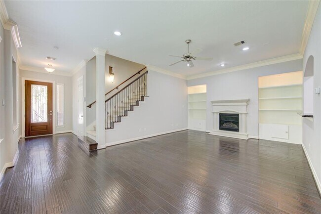 Building Photo - 11623 Royal Oaks Crossing