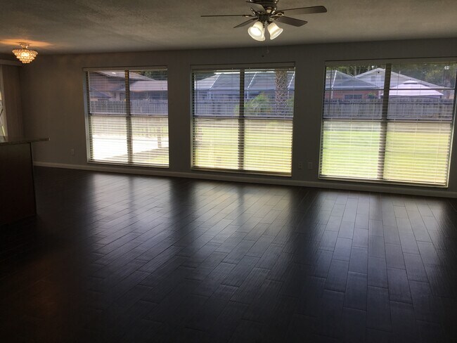 Foto del edificio - 7104 Hazelwood Ct