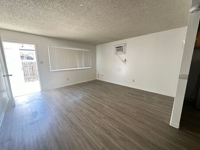 Building Photo - 852 Orange St