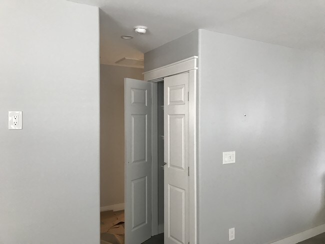 Armario de pasillo - 2269 Torrance Blvd