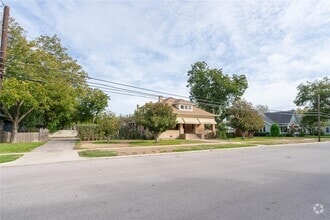 Building Photo - 1605 S Main St