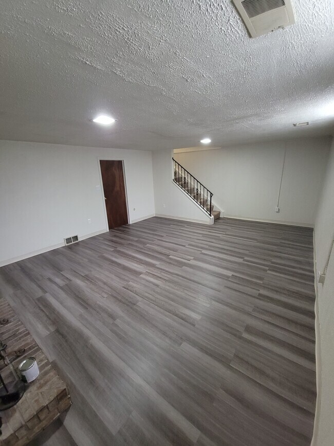 Sala familiar en el sótano - 456 Blackstone Dr
