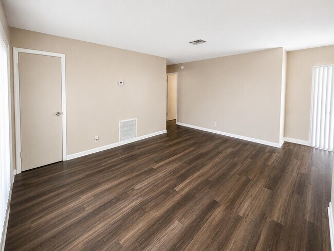Foto del edificio - 4125 Woodside Dr