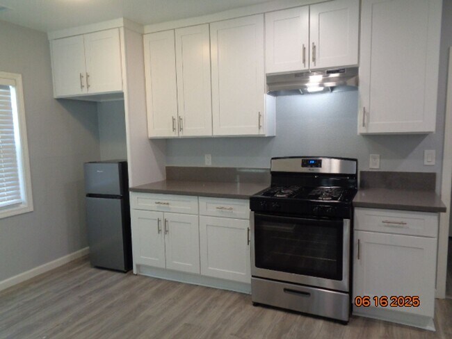 Building Photo - Cute and Cozy Ranch Style Home in East Lan...