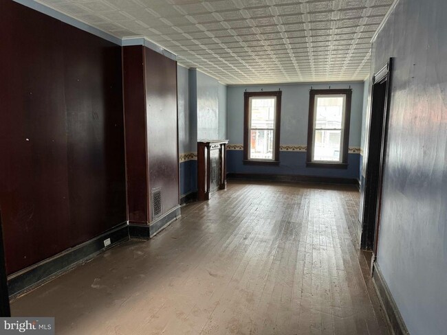 Building Photo - 1327 W Norwegian St