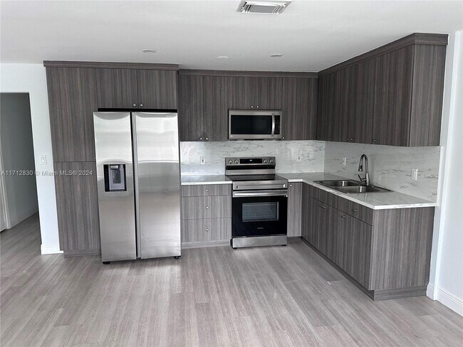 Foto del edificio - 15720 NW 44th Ct