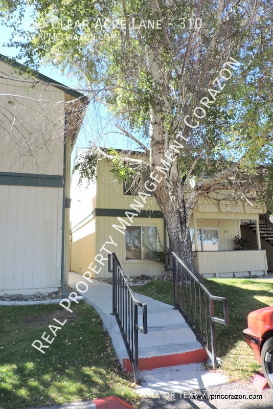Building Photo - Upstairs one bedroom, one bathroom unit lo...
