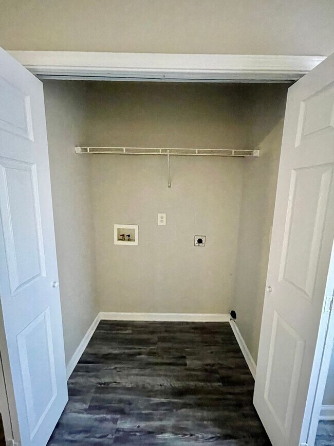Building Photo - Welcome to this charming 3 bedroom, 2 bath...