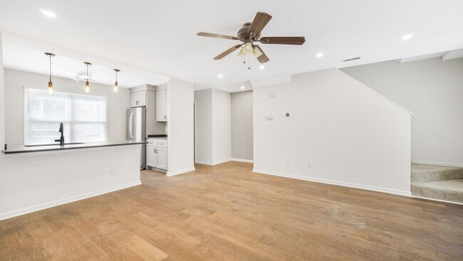 Foto del edificio - UPDATED 2BR/2.5 BA Condo with Garage in th...