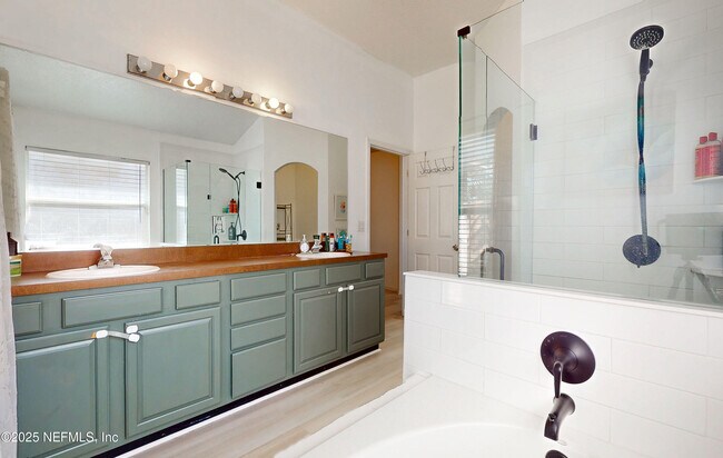 Foto del edificio - 212 Brookchase Ln W