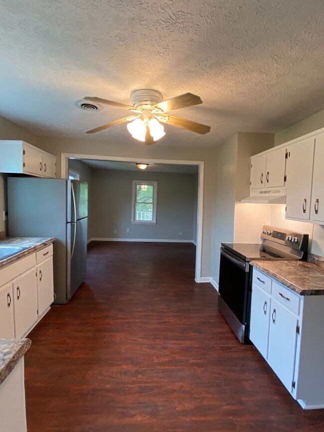 Foto del edificio - Spacious 3 Bedrooms Located in Hermitage /...
