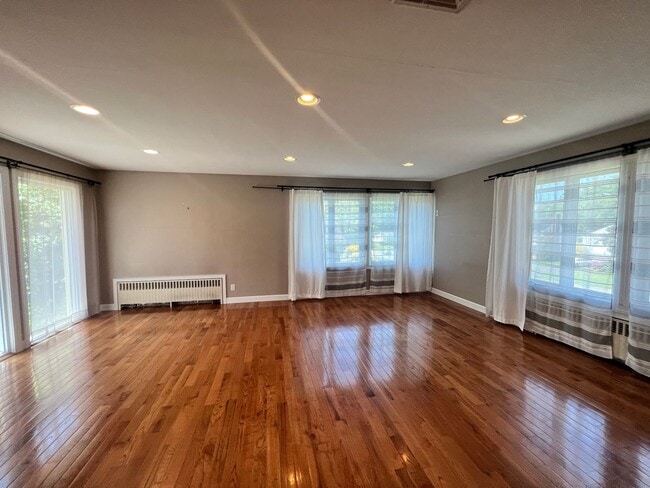 Building Photo - Beautiful 3-Bed, 3-Bath Home in West Hartford