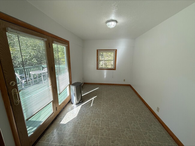 Building Photo - 422 S Miller Rd