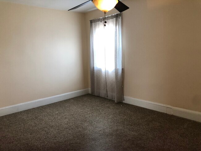 Bedroom room - 3228 Willoughby Rd