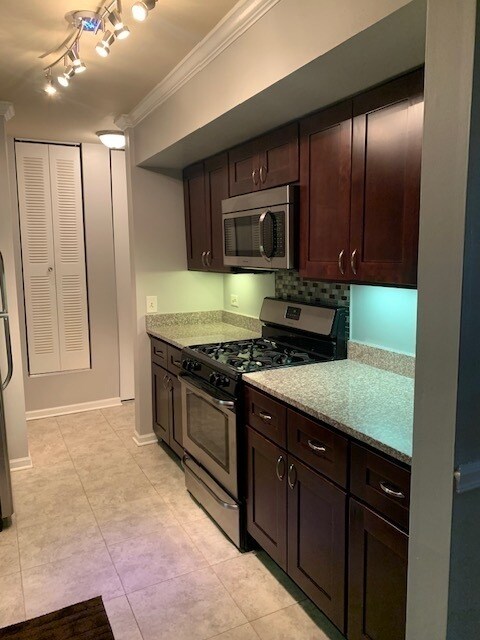 Building Photo - 550 Shorely Dr