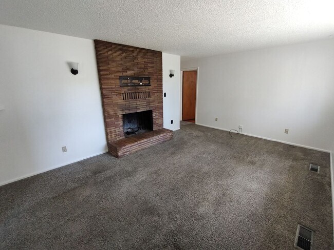 Building Photo - 3 Bedroom 1 Bath- House