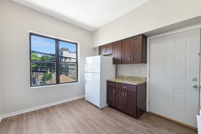 Foto del edificio - 2245 N Western Ave