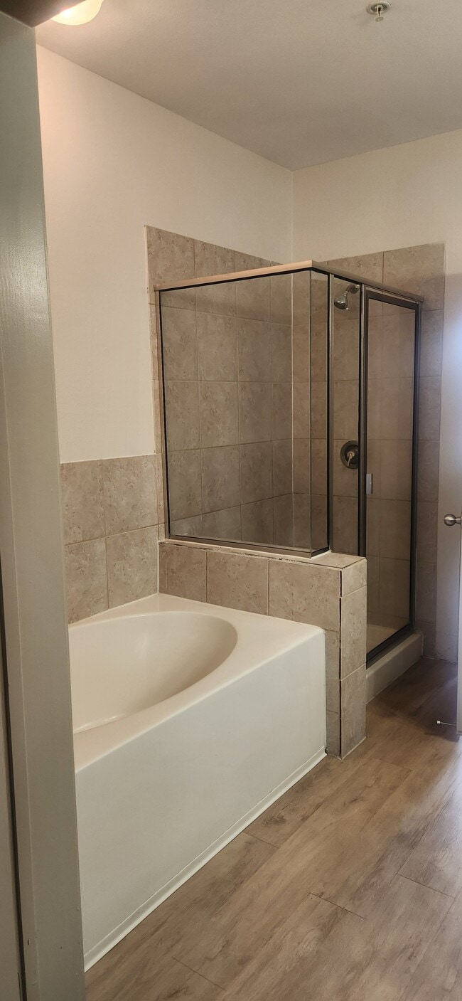 Building Photo - Queenston Manor