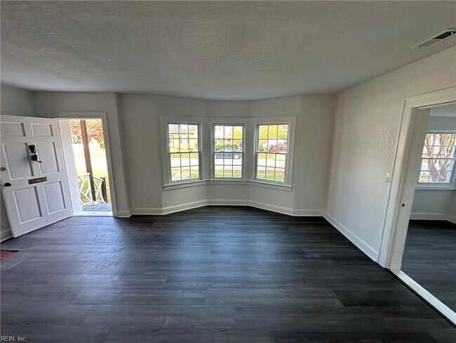 Building Photo - 131 Chesterfield Rd
