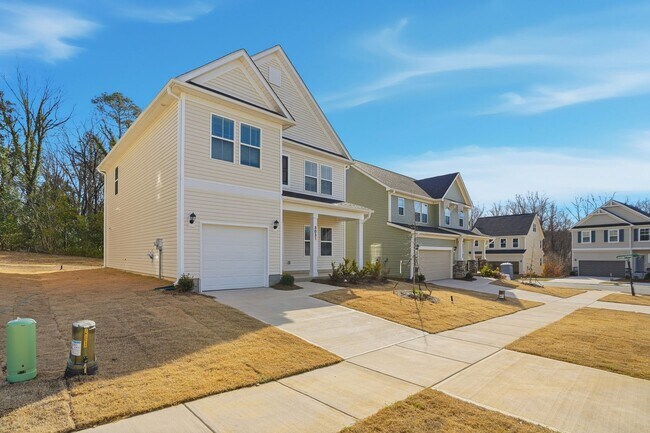 Foto del edificio - Brand New 4BR Home in The Pines at Paw Creek – Modern Design