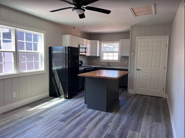 Building Photo - 219 Spanish Oak St, unit b