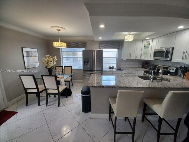 Building Photo - 559 Normandy L