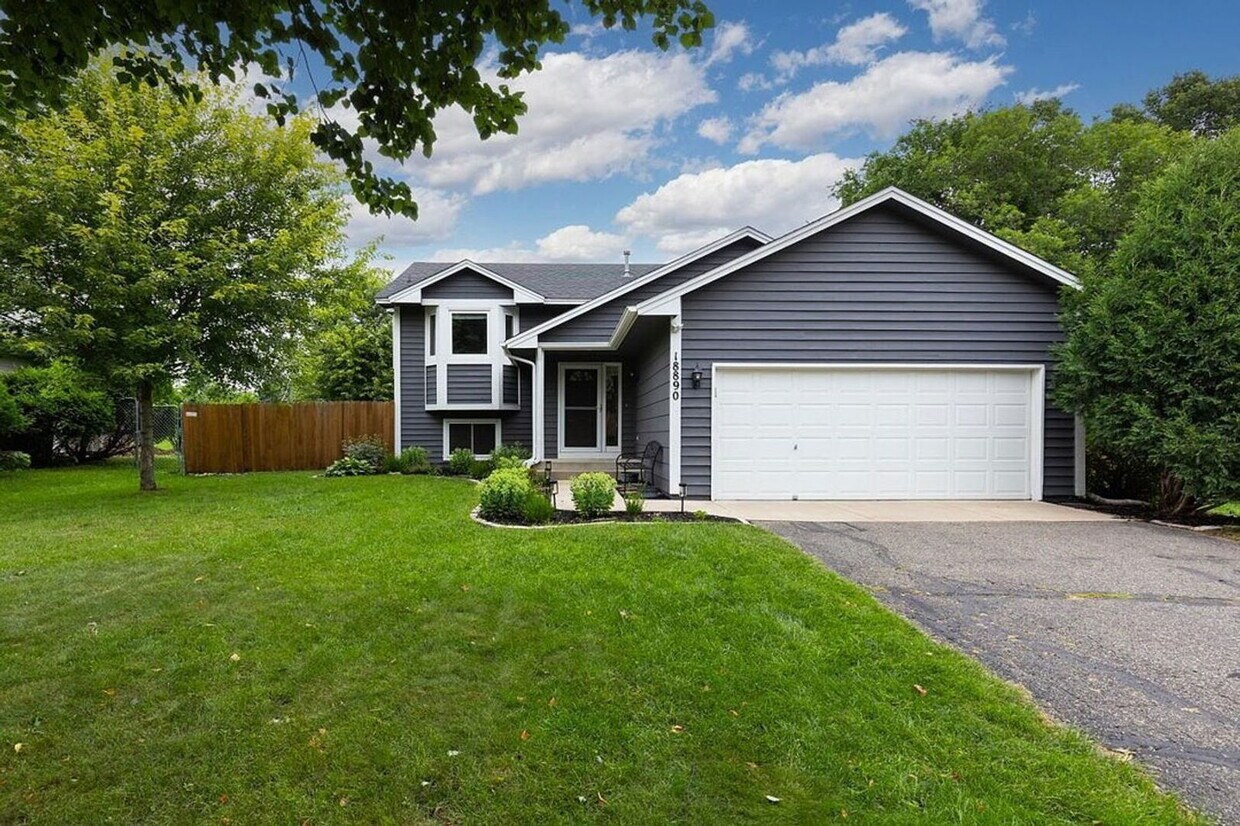 Foto principal - 18890 Barrington Dr