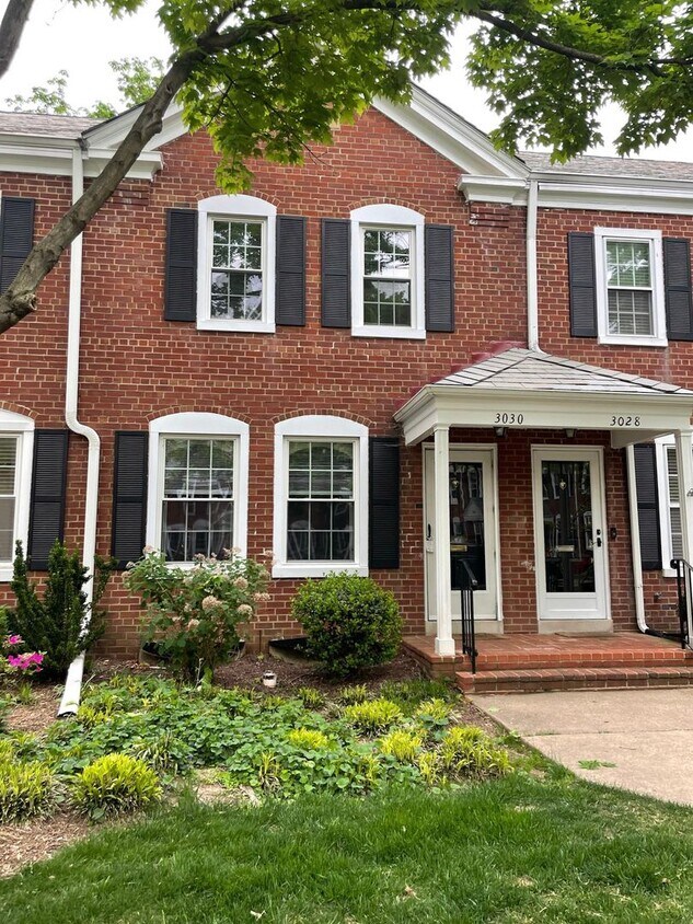 Gorgeous 2 Bed 2 Bath Interior Townhome In Desired Fairlington Villages - Gorgeous 2 Bed 2 Bath Interior Townhome In Desired Fairlington Villages