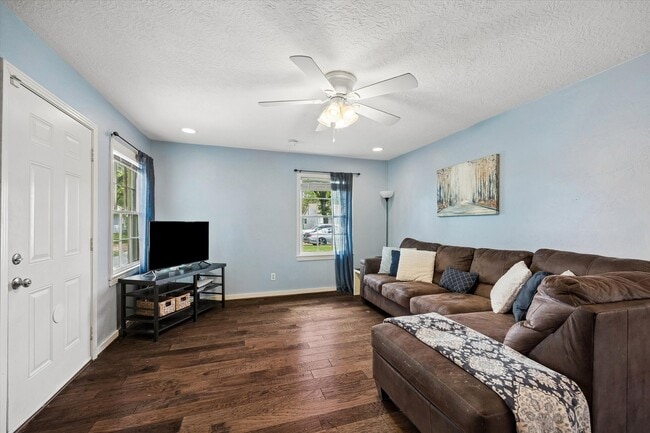 Building Photo - 1517 Wayside Dr