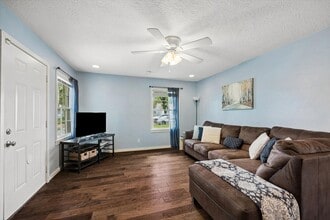 Building Photo - 1517 Wayside Dr