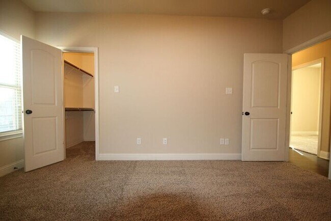 Foto del edificio - Beautifully Upgraded 3/2 Duplex w/ Garage & Fenced Yard | Off Camp Bowie!