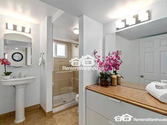 Building Photo - Don't miss out on this charming 3 Bed 2 Bath home in Lonetree CO.