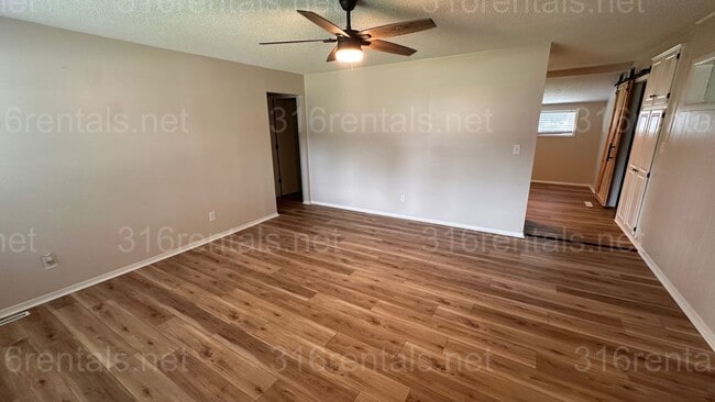 Building Photo - $1300 - 3 bed 1 bath Beautiful single fami...
