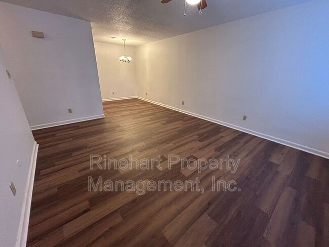 Foto del edificio - 1100 Chandler Dr
